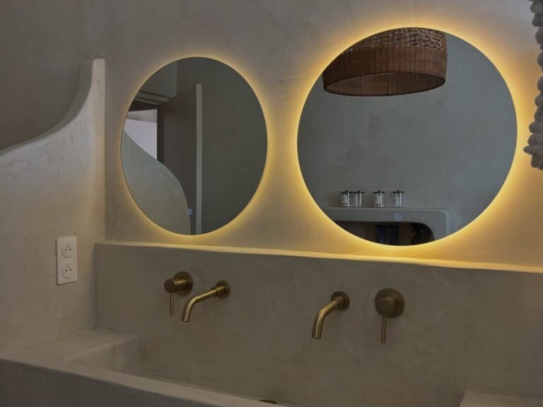 Salle de bain aux formes courbes en béton ciré