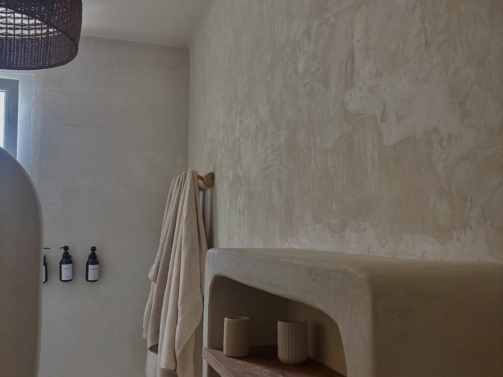 Salle de bain aux formes courbes en béton ciré — photo 2