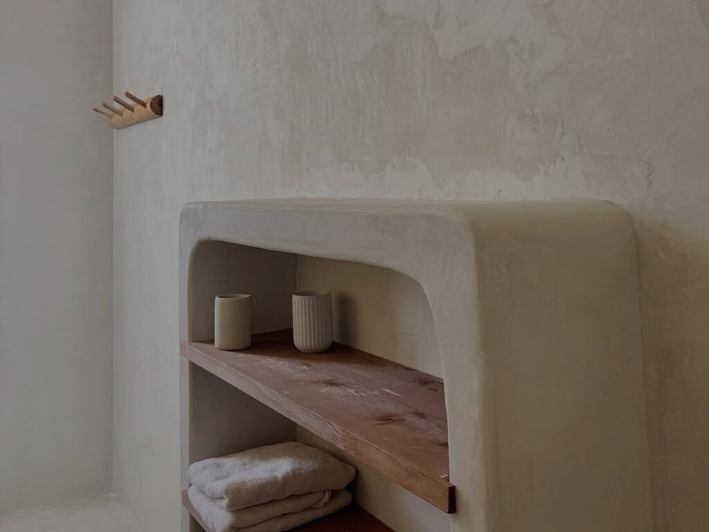 Salle de bain aux formes courbes en béton ciré — photo 3