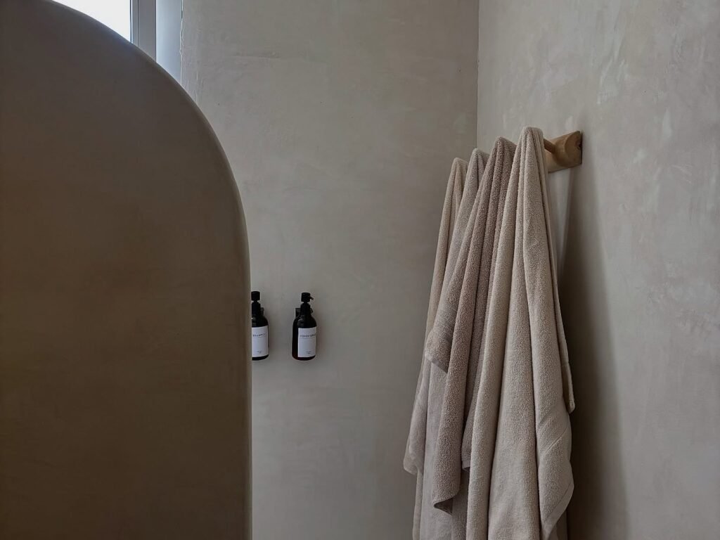 Salle de bain aux formes courbes en béton ciré — photo 4