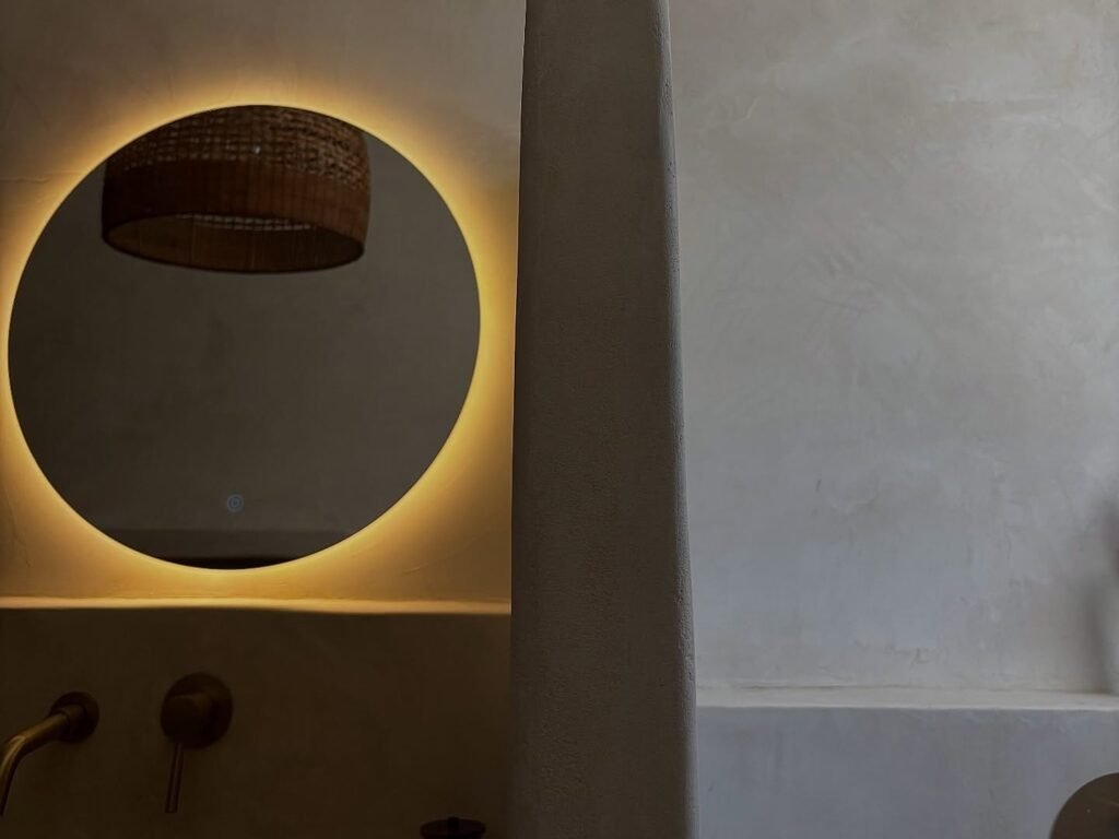 Salle de bain aux formes courbes en béton ciré — photo 5