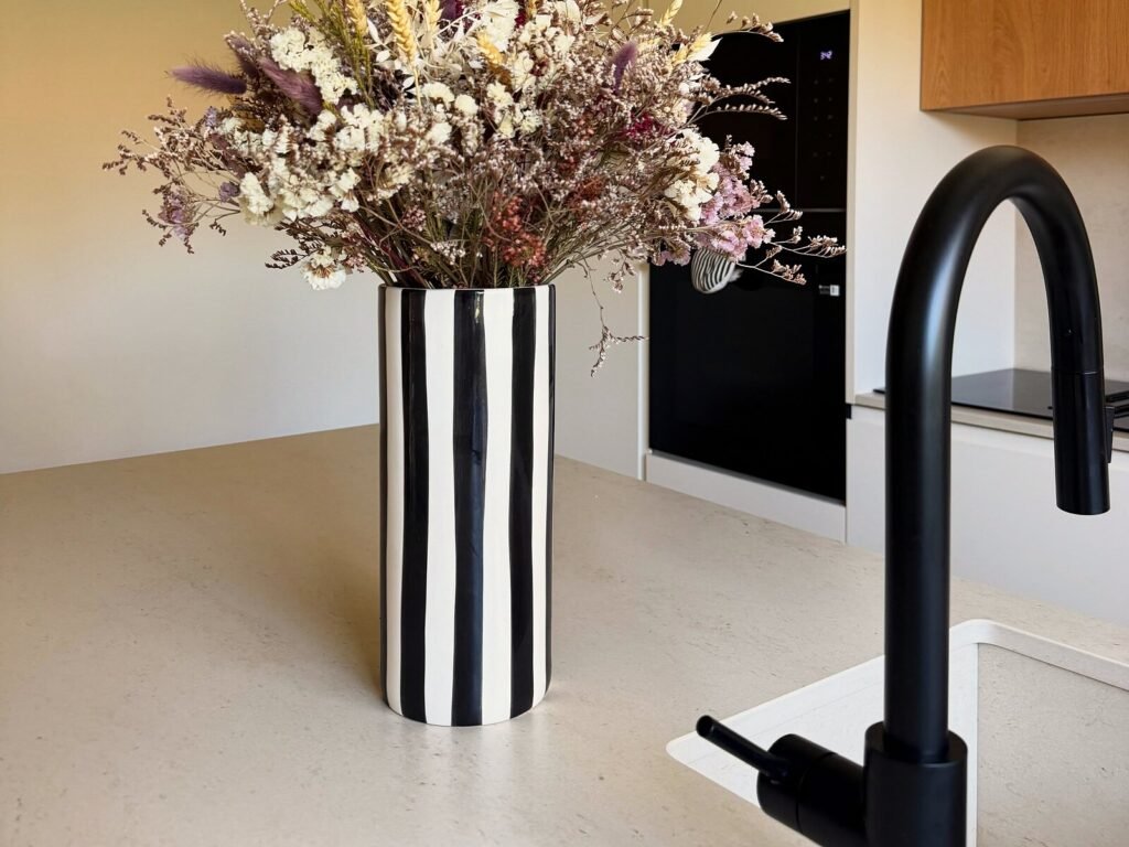 Cuisine blanc craie et chêne, bouquet de fleurs séchées : décoration d’intérieur par l’Atelier Löwe